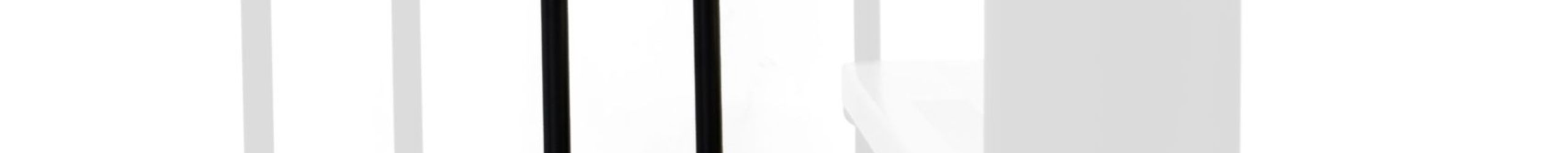 Höhenerweiterung für die Treppe Paris mit Stufen in Buche und schwarzem Stahlgeländer. Gezeigt wird ein Detail der Zusatzstufe und der Geländerstäbe.