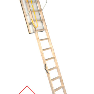 Dachbodentreppe Euro Trend Profi mit isolierter, weißer Deckelklappe, 3-teiliger Holzleiter und umlaufendem Lukenkasten. Die Treppe bietet eine Wärmedämmung von 0,43 W/m²K und verfügt über einen gelben Sicherheitsgriff sowie stabile Metallstreben zur Unterstützung beim Öffnen.