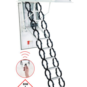 Elektrische Dachbodentreppe Type 18 Univers mit Scherentreppen-System aus Metall, weißem Deckel und umlaufender Isolierung. Integrierte Fernbedienung und Brandschutzkennzeichnung EI30 sichtbar.