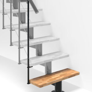 Höhenerweiterung für die Treppe Comfort Top mit Buche-Stufen und schwarzem Metall. Gezeigt wird ein Detail der Zusatzstufe, der Geländer Stäbe und des Handlaufs.