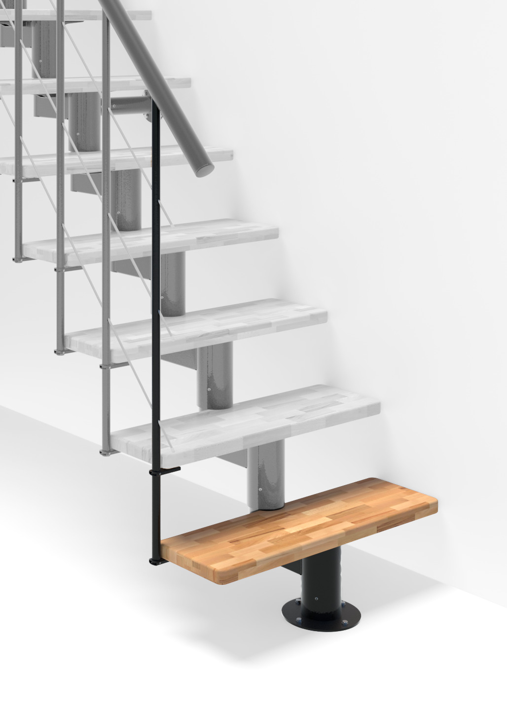 Höhenerweiterung für die Treppe Comfort Top mit Buche-Stufen und schwarzem Metall. Gezeigt wird ein Detail der Zusatzstufe, der Geländer Stäbe und des Handlaufs.