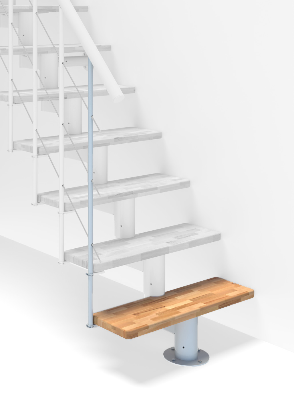 Höhenerweiterung für die Treppe Comfort Top mit Buche-Stufen und weißem Metall. Gezeigt wird ein Detail der Zusatzstufe, der Geländerstäbe und des Handlaufs.