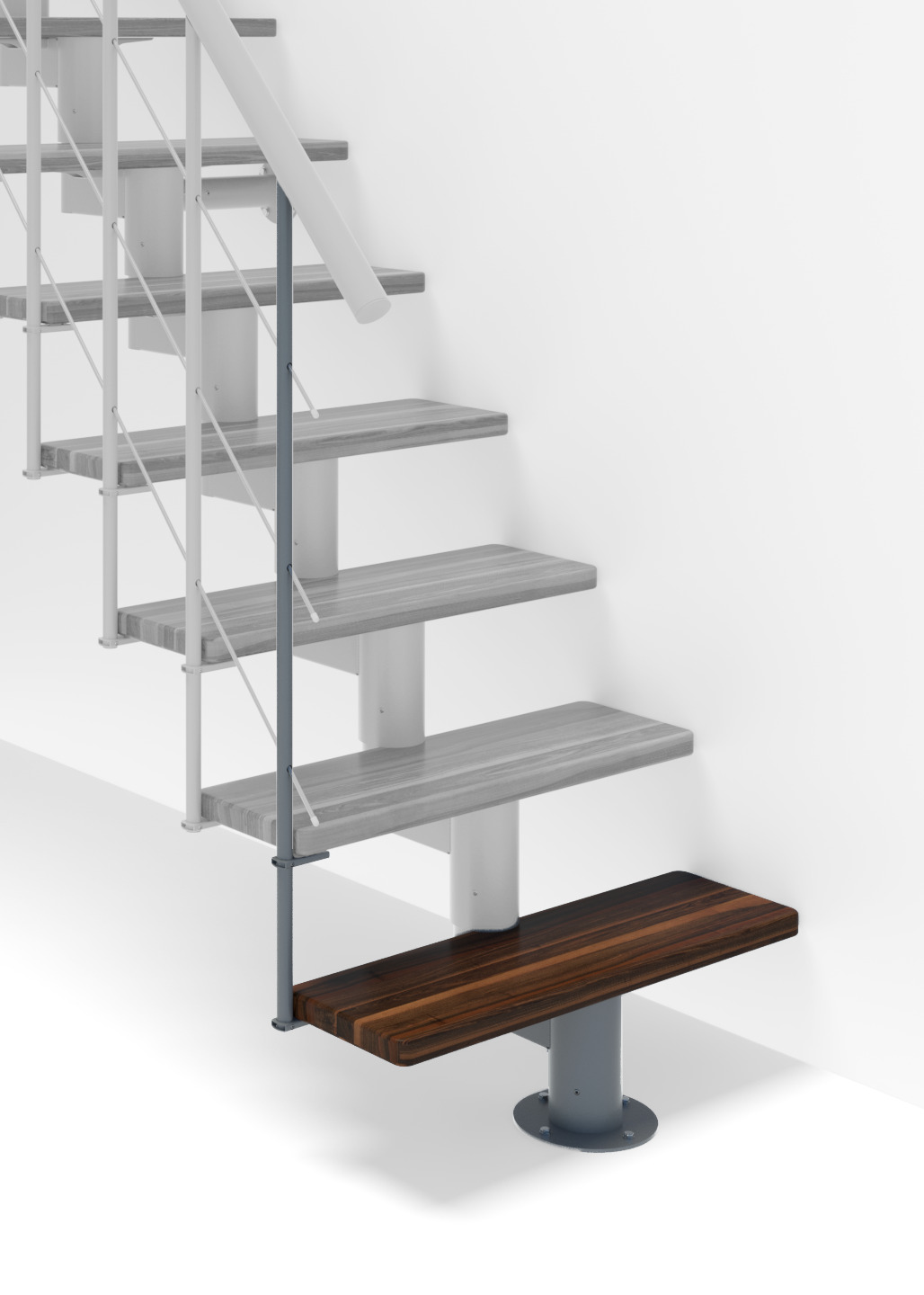 Höhenerweiterung für die Treppe Comfort Top mit Walnuss-Stufen und grauem Metall. Gezeigt wird ein Detail der Zusatzstufe, der Geländer Stäbe und des Handlaufs.