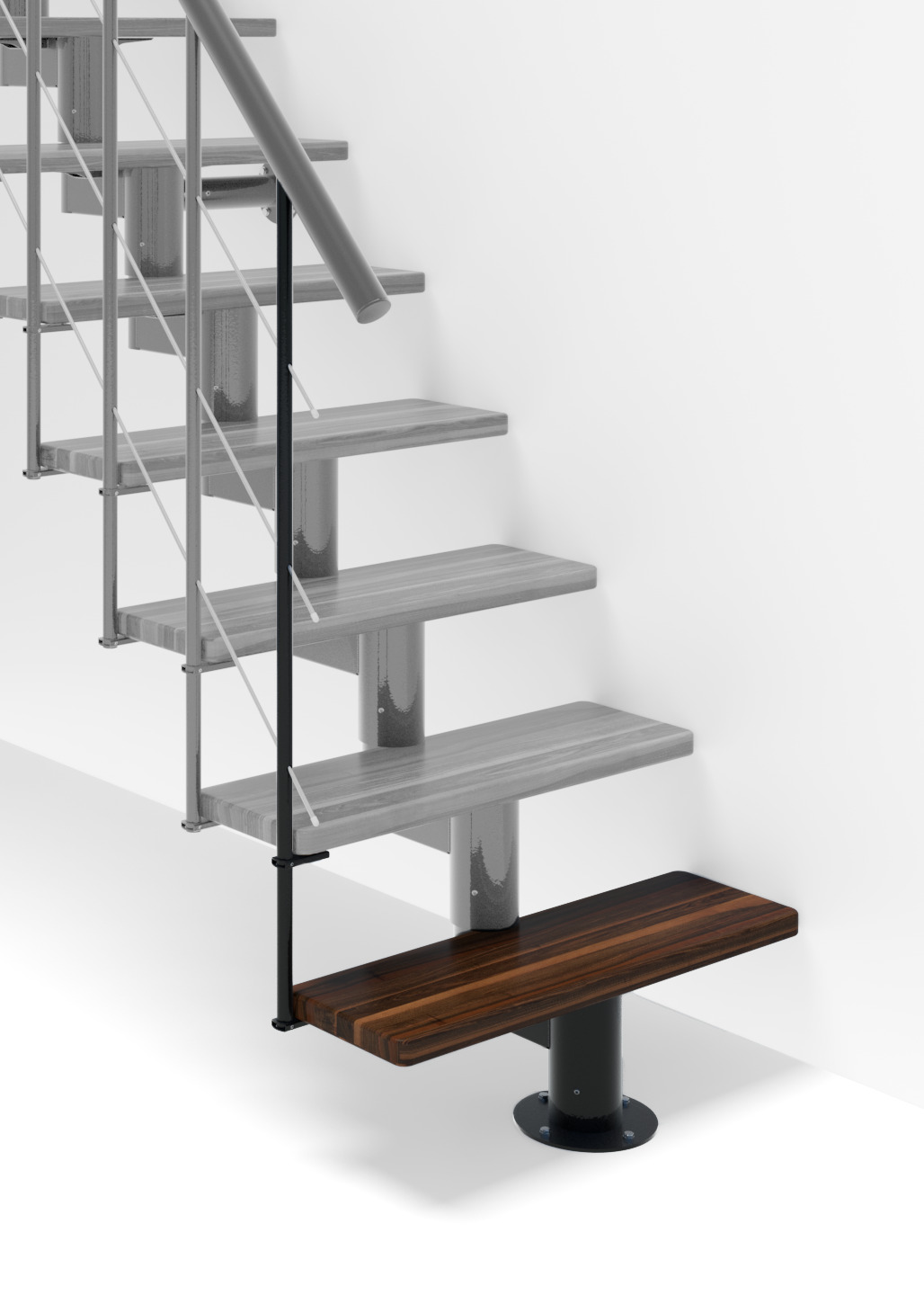 Höhenerweiterung für die Treppe Comfort Top mit Walnuss-Stufen und schwarzem Metall. Gezeigt wird ein Detail der Zusatzstufe, der Geländer Stäbe und des Handlaufs.