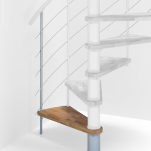 Höhenerweiterung für die Spindeltreppe Venezia Smart mit Stufen in Buche und weißem Metall. Gezeigt wird ein Detail der Zusatzstufe und des Geländerstabs.