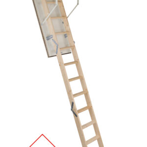 Dachbodentreppe Mc Step Thermo 33 mit gerader, dreiteiliger Holzleiter, wärmegedämmter weißer Deckelklappe und umlaufendem Futterkasten. Wärmedurchgangskoeffizient von 1,1 W/m²K.