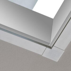 Detailansicht einer modernen weißen Verkleidungsleiste vom Typ „Minka Fix“ mit 18 mm Breite, angebracht an einer Deckenöffnung mit glattem Wandanschluss.