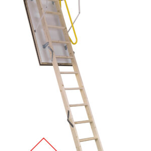 Dachbodentreppe Polar 60 mit wärmegedämmter weißer Deckelklappe, dreiteiliger Holzleiter und umlaufendem Holz-Futterkasten. Sichtbar ist der gelbe Sicherheitsgriff sowie der Wärmedämmwert von 0,64 W/m²K.