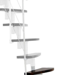 Höhenerweiterung für die Treppe Nizza mit Walnuss -Stufen und weißem Metall. Gezeigt wird ein Detail der Zusatzstufe, der Geländerstäbe und des Handlaufs.