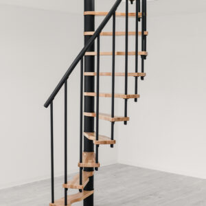 Die Spindeltreppe Suono Smart besticht durch ihr platzsparendes Design mit schwarzem Mittelrohr, schwarzen Geländerstäben und hellen Holzstufen – ideal für minimalistische Wohnräume.