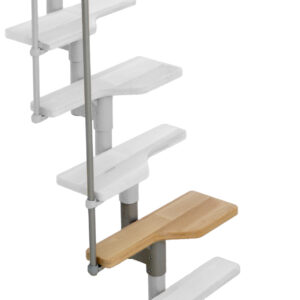 Höhenerweiterung für die Treppe Vienna mit Buche-Stufen und grauem Metall. Gezeigt wird ein Detail der Zusatzstufe, der Geländerstäbe und des Handlaufs.