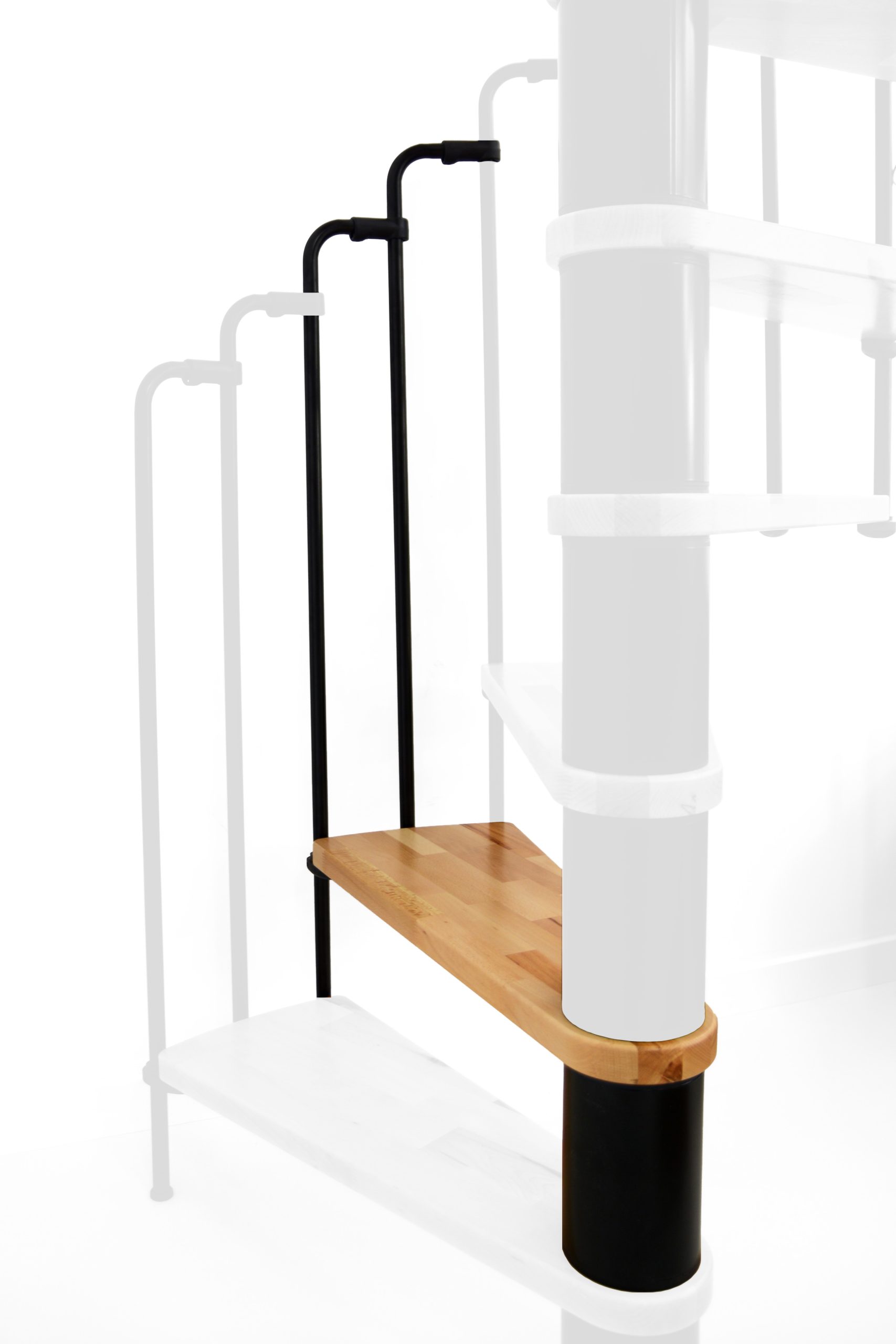 Höhenerweiterung für die Treppe Paris mit Stufen in Buche und schwarzem Stahlgeländer. Gezeigt wird ein Detail der Zusatzstufe und der Geländerstäbe.