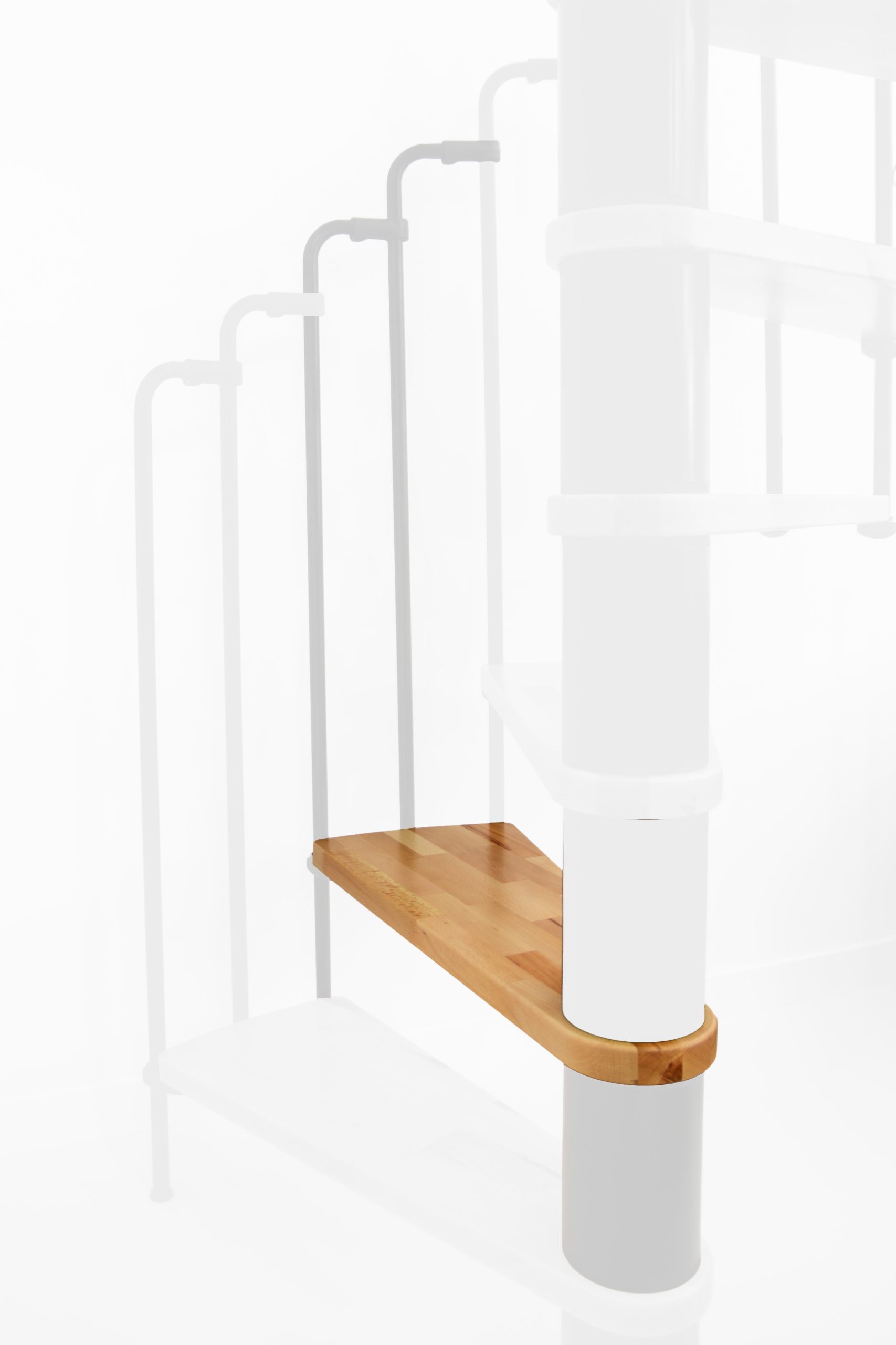 Höhenerweiterung für die Treppe Paris mit Stufen in Buche und weißem Stahlgeländer. Gezeigt wird ein Detail der Zusatzstufe und der Geländerstäbe.