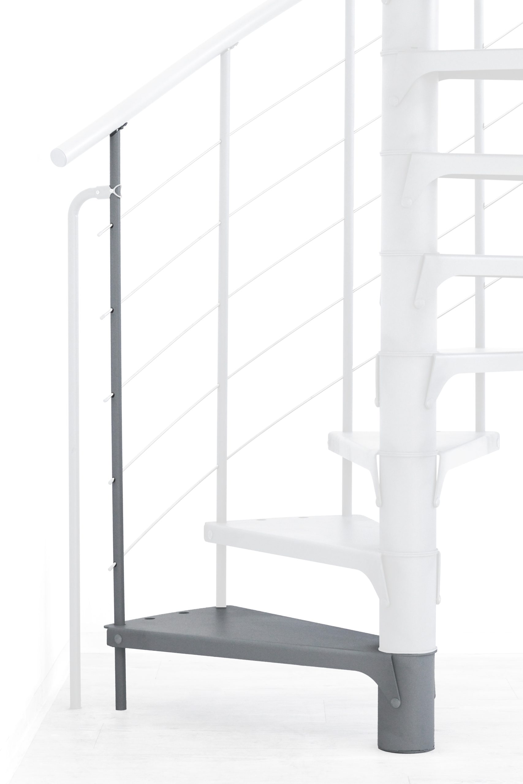 Höhenerweiterung für die Treppe Spino Smart aus grauem Metall. Gezeigt wird ein Detail der Zusatzstufe, des Geländerstabs und des Handlaufs.