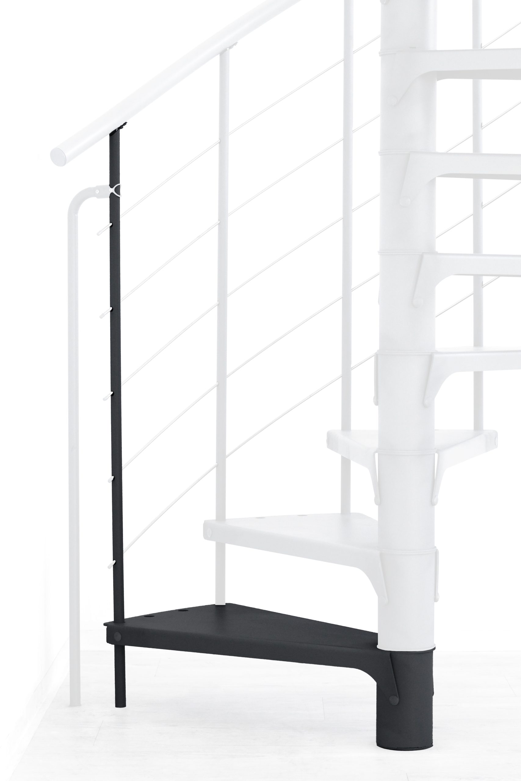 Höhenerweiterung für die Treppe Spino Smart aus schwarzem Metall. Gezeigt wird ein Detail der Zusatzstufe, des Geländerstabs und des Handlaufs.