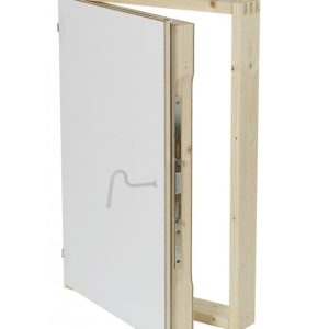 Geöffnete Inspektionstür aus Holz mit sichtbarem Holzrahmen, weißer Türfläche und integriertem Verschlusshaken. Die Metallverriegelung ist im Türfalz eingebaut.