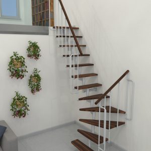Mittelholmtreppe mit Stufen in Walnussoptik und weißem Metallgeländer, seitlich aufgenommen. Die Treppe verläuft in einer 180-Grad-Wendung entlang der Wand.