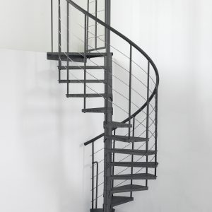 Komplettansicht der Außenspindeltreppe Spino Zink Color in Anthrazit. Die robuste Treppe aus verzinktem Stahl mit rutschfesten Stufen eignet sich ideal für den Außenbereich.