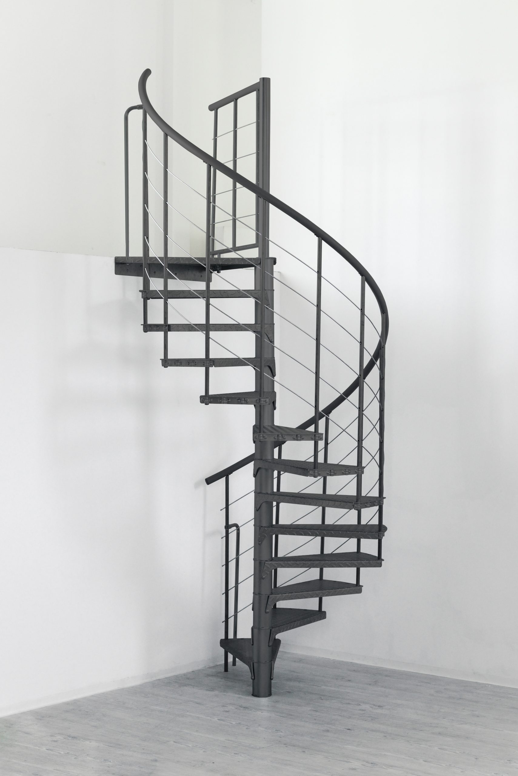 Komplettansicht der Außenspindeltreppe Spino Zink Color in Anthrazit. Die robuste Treppe aus verzinktem Stahl mit rutschfesten Stufen eignet sich ideal für den Außenbereich.