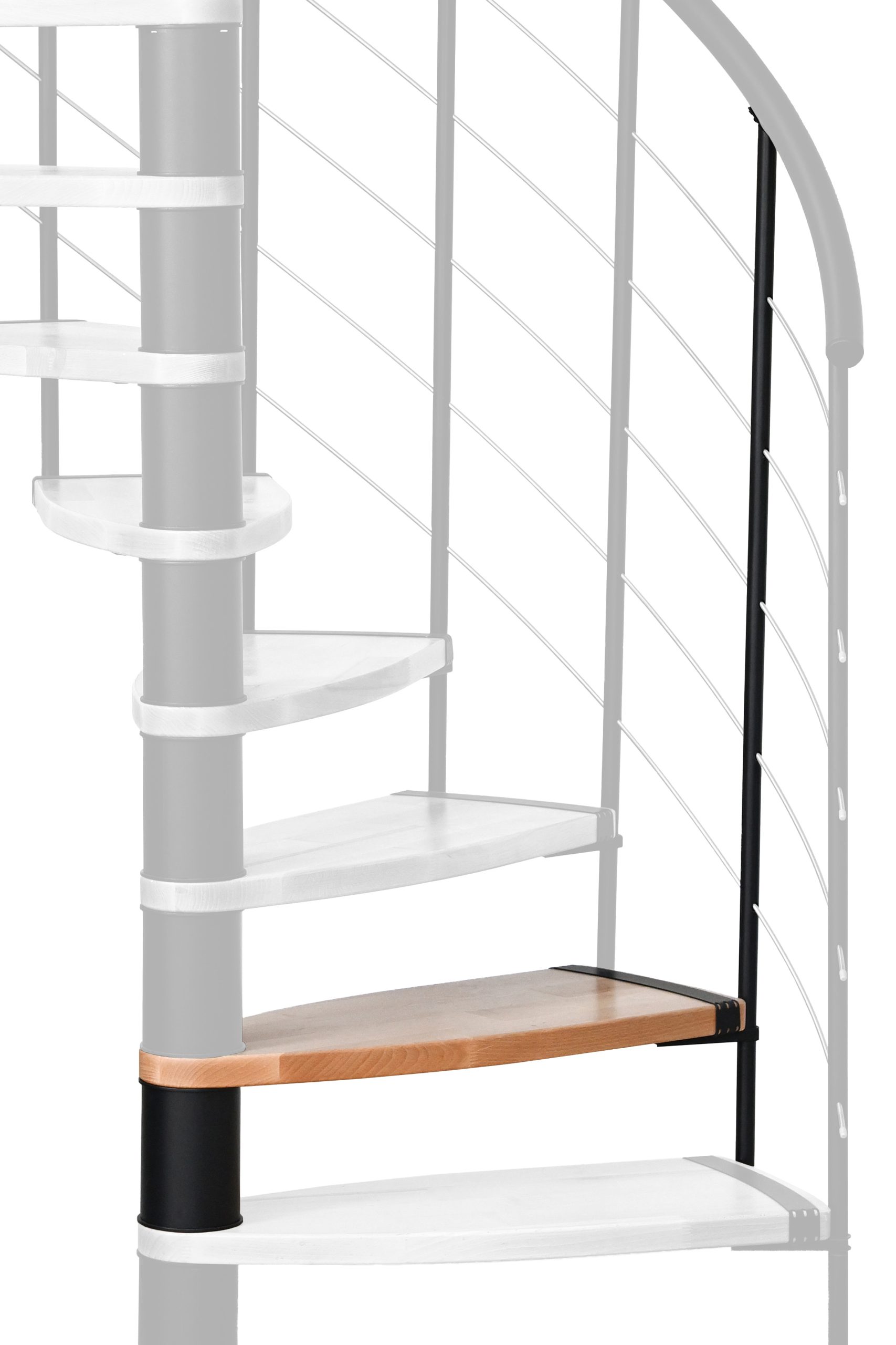 Höhenerweiterung für die Spindeltreppe Helios mit Stufen in Buche und schwarzem Metall. Gezeigt wird ein Detail der Zusatzstufe und des Geländerstabs.