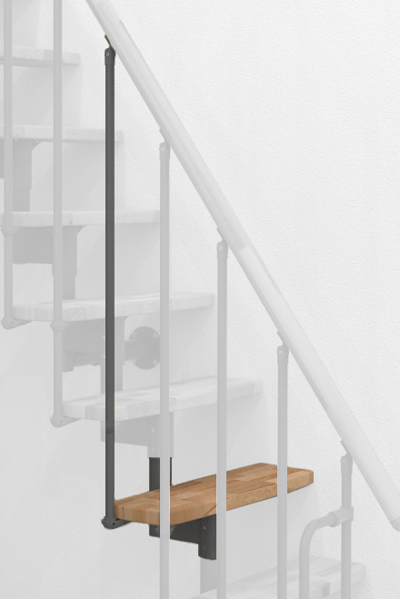 Höhenerweiterung für die Treppe Joker mit Buche-Stufen und grauem Metall. Gezeigt wird ein Detail der Zusatzstufe, der Geländer Stäbe und des Handlaufs.