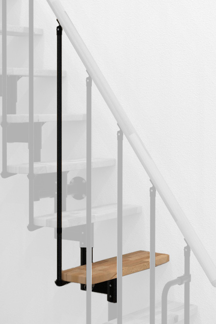 Höhenerweiterung für die Treppe Joker mit Buche-Stufen und schwarzem Metall. Gezeigt wird ein Detail der Zusatzstufe, der Geländer Stäbe und des Handlaufs.