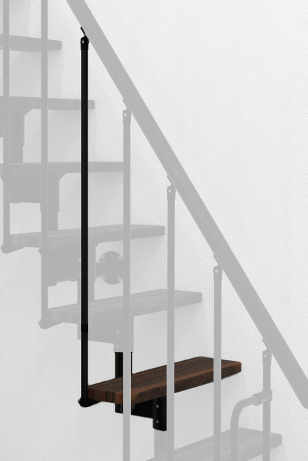 Höhenerweiterung für die Treppe Joker mit Walnuss-Stufen und schwarzem Metall. Gezeigt wird ein Detail der Zusatzstufe, der Geländer Stäbe und des Handlaufs.