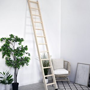 Raumspartreppe Woody aus Fichte mit geradem, steilem Verlauf und schmalen Trittstufen. Die Treppe ist ohne Geländer und platzsparend an der Wand montiert.