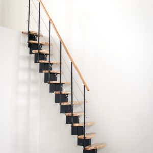 Mittelholmtreppe Quatro mit Buche-Stufen und schwarzem Metallgeländer mit Untergurten und Holz-Handlauf