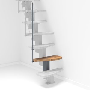 Höhenerweiterung für die Treppe Quatro mit Buche-Stufen und grauem Metall. Gezeigt wird ein Detail der Zusatzstufe, der Geländerstäbe und des Handlaufs.