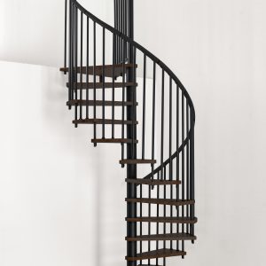 Spindeltreppe Spiral Wood mit dunklen Stufen in Walnussoptik und schwarzem Stahlgeländer mit Aluminium-Handlauf, aufgebaut in einem Raum mit grauem Boden und weißen Wänden.
