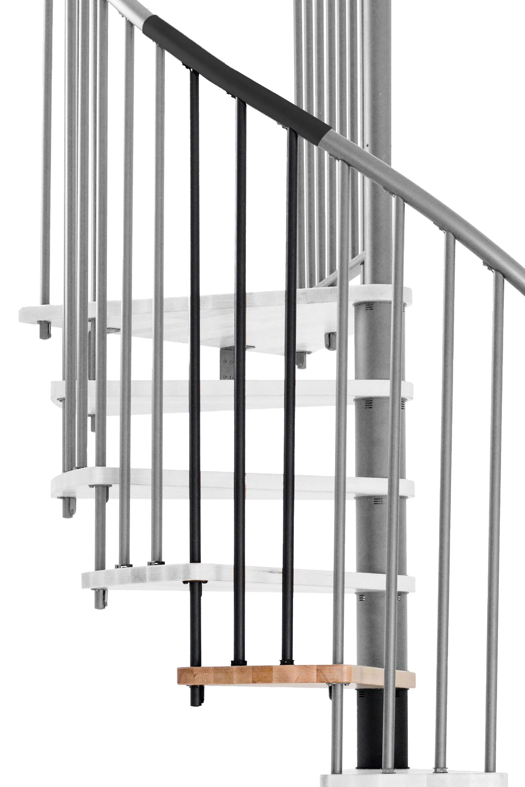 Höhenerweiterung für die Treppe Spiral Effect mit Stufen in Buche und schwarz Metall. Gezeigt wird ein Detail der Zusatzstufe, der Geländerstäbe und des Handlaufs.