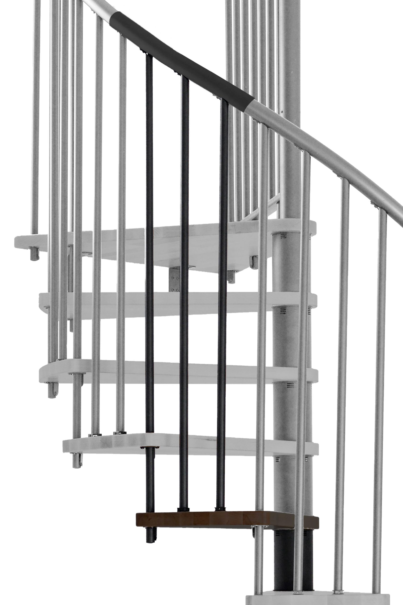 Höhenerweiterung für die Treppe Spiral Effect mit Stufen in Buche zu Walnuss gebeizt und schwarzem Metall. Gezeigt wird ein Detail der Zusatzstufe, der Geländerstäbe und des Handlaufs.