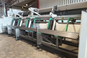 Lange Rohre auf der Zufuhrvorrichtung der Laseranlage