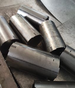 Mehrere Rohre aus Stahl mit präzise gesetzten Laserschnitten