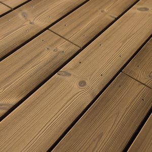 Detailaufnahme der Holzterrassendielen Water-Arum, gebürstet, schräg verlegt. Die natürliche Maserung und die sichtbaren Befestigungsschrauben verleihen der Oberfläche eine hochwertige und robuste Optik.