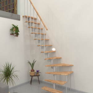 Mittelholmtreppe mit Stufen aus Buche und weißem Metallgeländer. Die Treppe verläuft in einer 90-Grad-Wendung entlang der Wand.