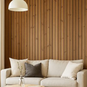 Helles Wohnzimmer mit beigem Sofa vor einer Wand aus vertikalen Holzlamellen aus Arum von Minka Wood, davor ein runder Holztisch und eine weiße Pendelleuchte.
