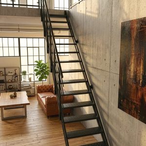 Schwarze Metalltreppe mit Geländer an Betonwand in modernem Loft mit Holzboden und großer Fensterfront.