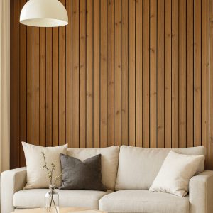 Modernes Wohnzimmer mit gebürsteten Arum Wandpaneelen in warmer Holzoptik als vertikale Akzentwand hinter einem hellen Sofa. Die hochwertige Holzverkleidung verleiht dem Raum eine natürliche Ausstrahlung, elegante Struktur und zeitlose Wohnatmosphäre.