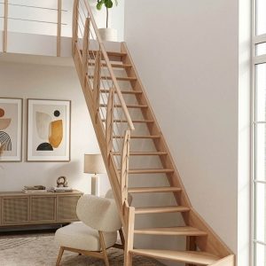 Classic Turn Treppe mit Linkswendung aus hellem Holz und Edelstahlgeländer in einem modernen Wohnraum mit Galerie und großen Fenstern.