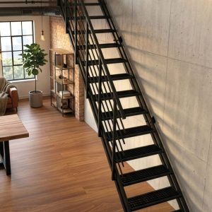 Schwarze Metalltreppe mit Geländer an Betonwand in modernem Loft mit Holzboden und großer Fensterfront.