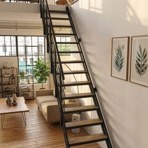 Schwarze Metalltreppe mit Metall-Holzstufen an heller Wand in modernem Wohnraum mit Galerie, Holzboden und großen Fenstern.