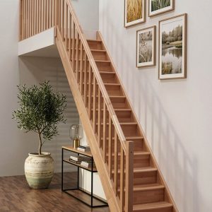 Gerade Minka Home Holztreppe aus Buche mit geschlossenen Stufen und klassischem Holzgeländer für stilvolle Wohnräume.