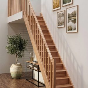 Gerade Minka Home Holztreppe aus Buche mit geschlossenen Stufen und klassischem Holzgeländer für stilvolle Wohnräume.