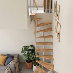 Moderne Minka Joker Turn 180° Raumspartreppe mit Massivholzstufen aus Buche, weißer Stahlkonstruktion und platzsparender 180-Grad-Wendung für kleine Wohnräume.