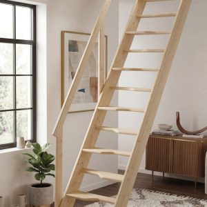 Minka Softline Raumspartreppe aus massiver Fichte mit komfortablen Stufen und Handlauf für eine sichere und platzsparende Verbindung zwischen zwei Etagen.
