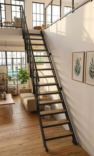 Schwarze Metalltreppe mit Metall-Holzstufen an heller Wand in modernem Wohnraum mit Galerie, Holzboden und großen Fenstern.