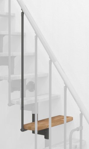 Höhenerweiterung für die Treppe Joker mit Buche-Stufen und grauem Metall. Gezeigt wird ein Detail der Zusatzstufe, der Geländer Stäbe und des Handlaufs.