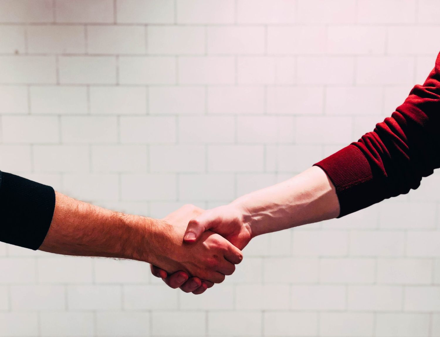 Zwei Menschen, die sich die Hand schütteln